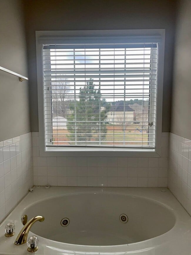 Building Photo - JUST REDUCED--$1895 for a 4 Bed/2.5 Bath Home In Swim/Tennis Community in McDonough!