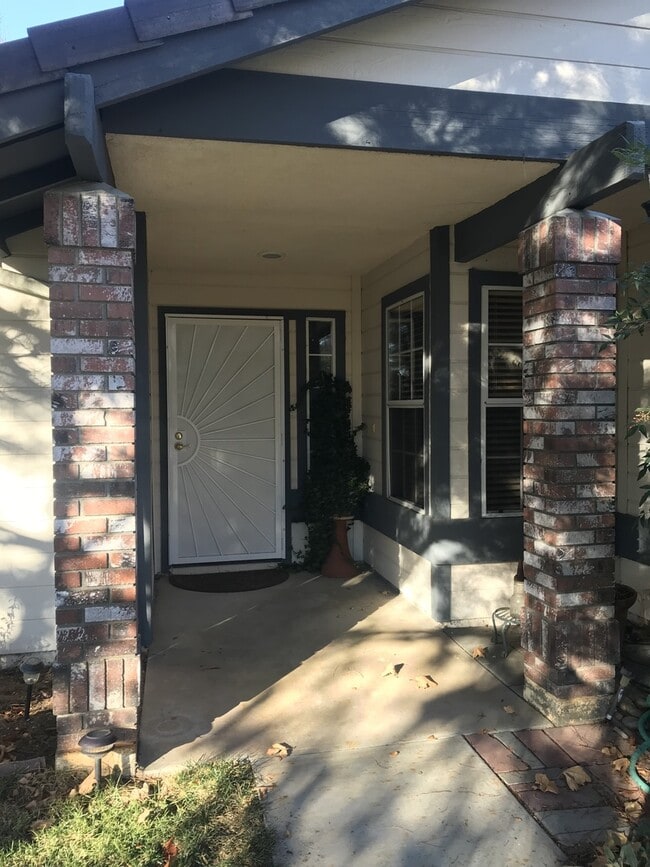 Building Photo - Beautiful 4 bedroom custom