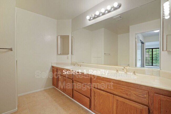 Building Photo - 546 La Corso Dr