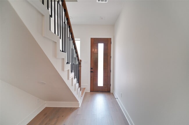 Building Photo - 5831 Banks St