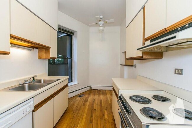 Building Photo - 1 bedroom in Chicago IL 60610