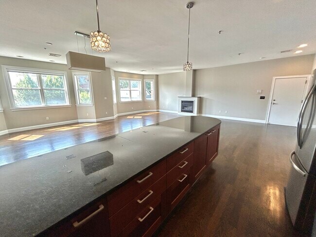 Building Photo - 81 Boylston St