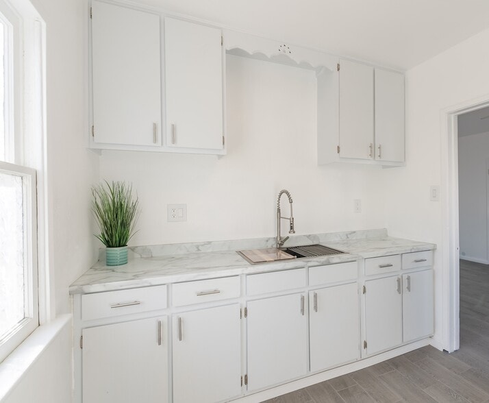 Kitchen - Full Kitchen - Large, Clean and Bright - 128 Elm Ave