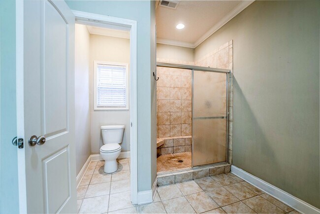 Building Photo - West Hills House 3BR/ 2.5BA, 2 Car garage, primary bedroom on main level