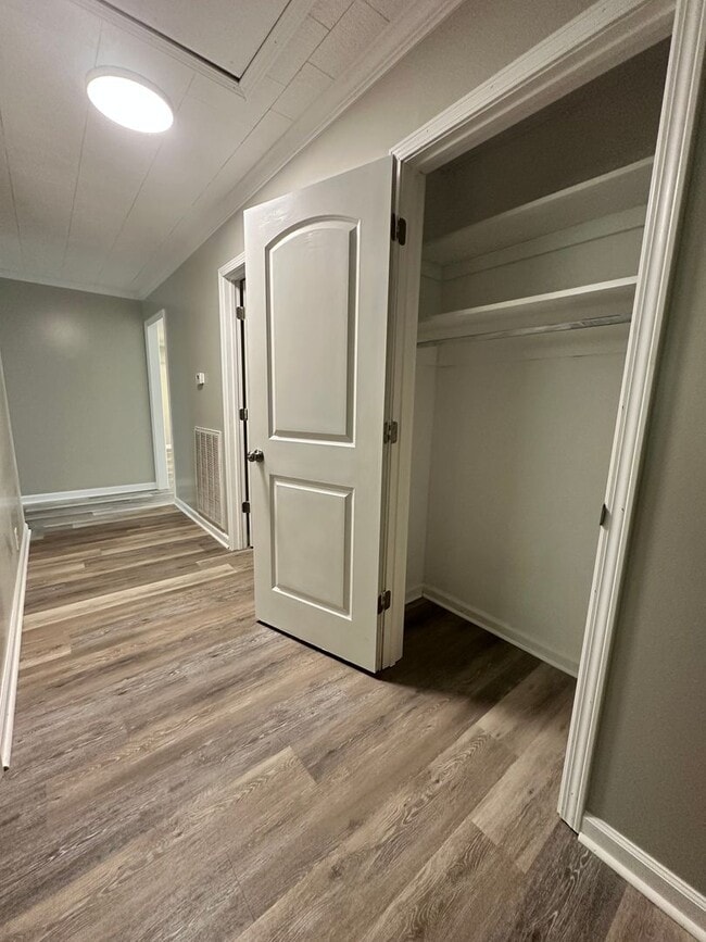 Building Photo - 3 Bed 2 Bath Brick Home with Additional Living Space - Newly Renovated