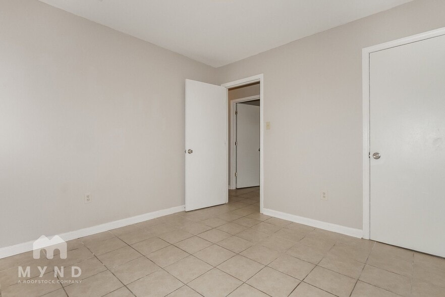 Building Photo - 10571 Chateau Dr