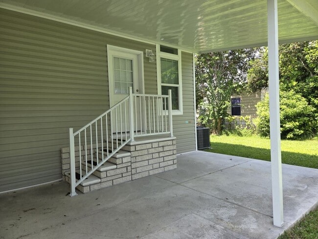 Building Photo - 2879 Canyon Dr