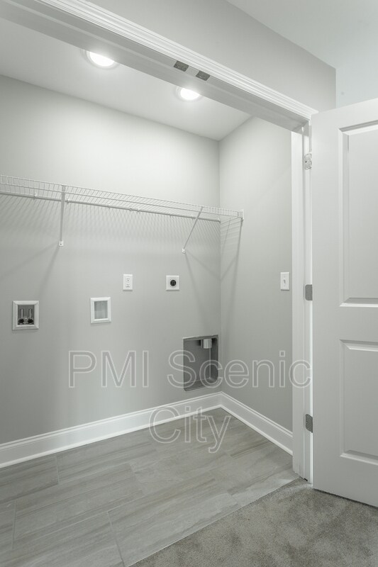 Building Photo - 591 Bellingham Dr NE