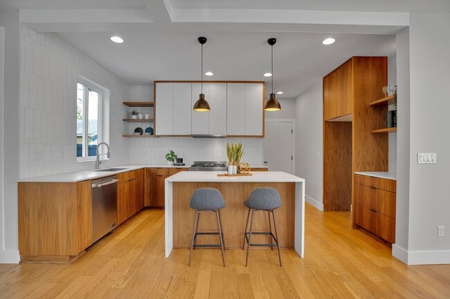 Building Photo - Urban Modern 5 Bedrooms, 3 1/2 Bathrooms, ...