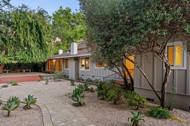 Building Photo - Spacious Menlo Park Retreat with 6 Bedroom...