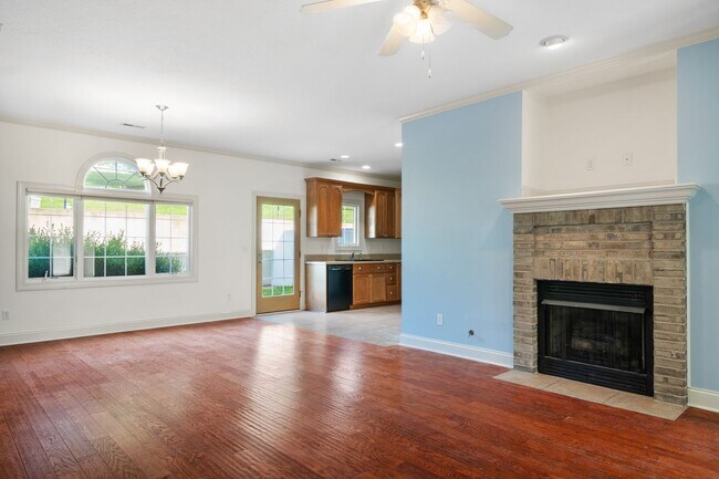 Building Photo - 3 bed/2 1/2 Bath. Pet Friendly, Pool,