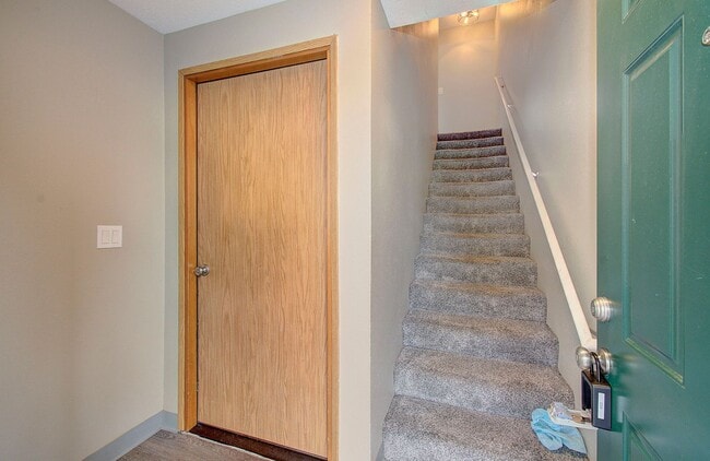 Building Photo - SALMON CREEK ~ WATERS EDGE CONDOS~ LARGE 2 Bd 2.5 Ba!