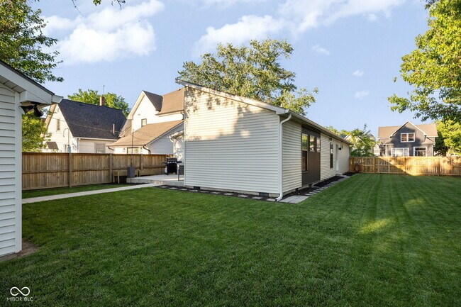 Building Photo - 806 N Beville Ave