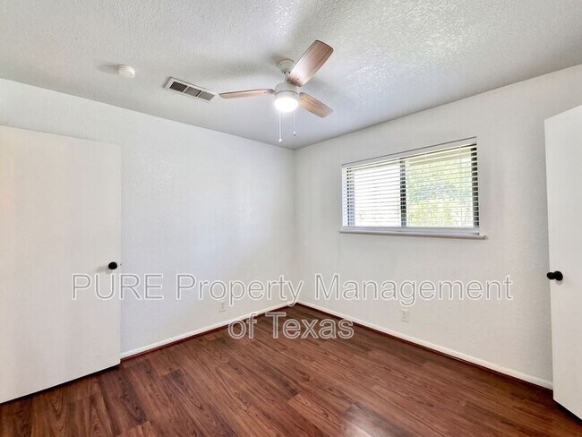 Building Photo - 3000 Lakeside Dr