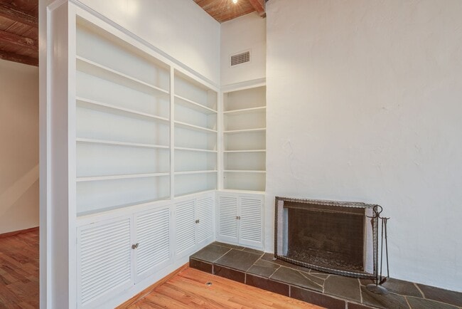 Building Photo - HOLIDAY SPECIAL***2 WEEKS FREE** 3 Bed/2 Bath Oasis in Royal Woods - Available Now