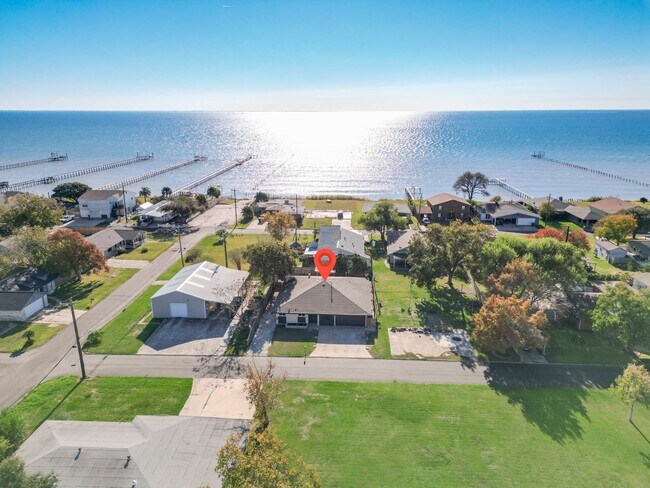 Building Photo - 7918 Bayside Dr