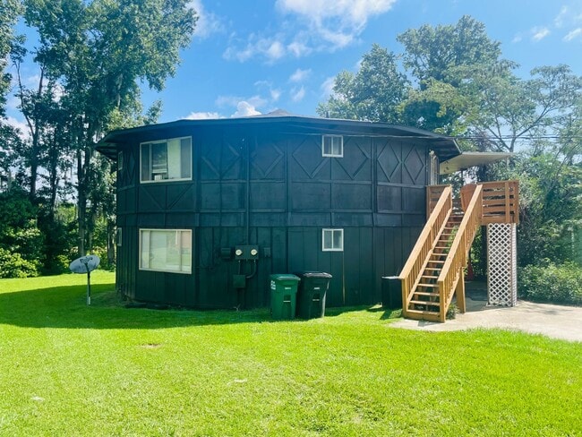 Building Photo - Super cool Octagon house near Lake Jackson