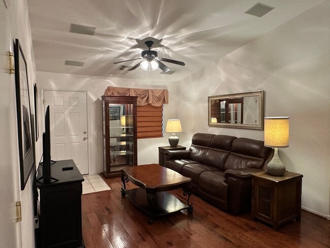Building Photo - BEAUTIFUL 2 Bedroom 2 Bath Home