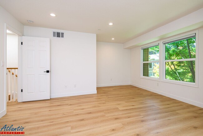 Building Photo - Gorgeous Townhouse | Remodeled | Desirable Location
