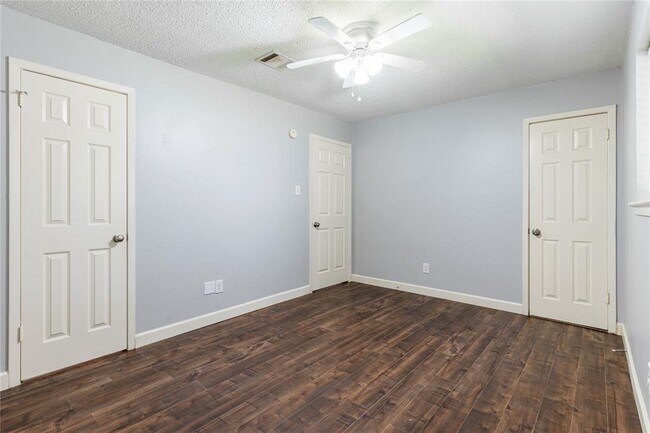 Building Photo - 4514 Oak Shadows Dr