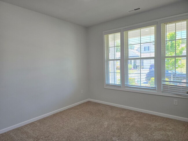 Building Photo - 3 Bedroom / 3 Bath Single Family Home near Brier Creek with 1st floor living!
