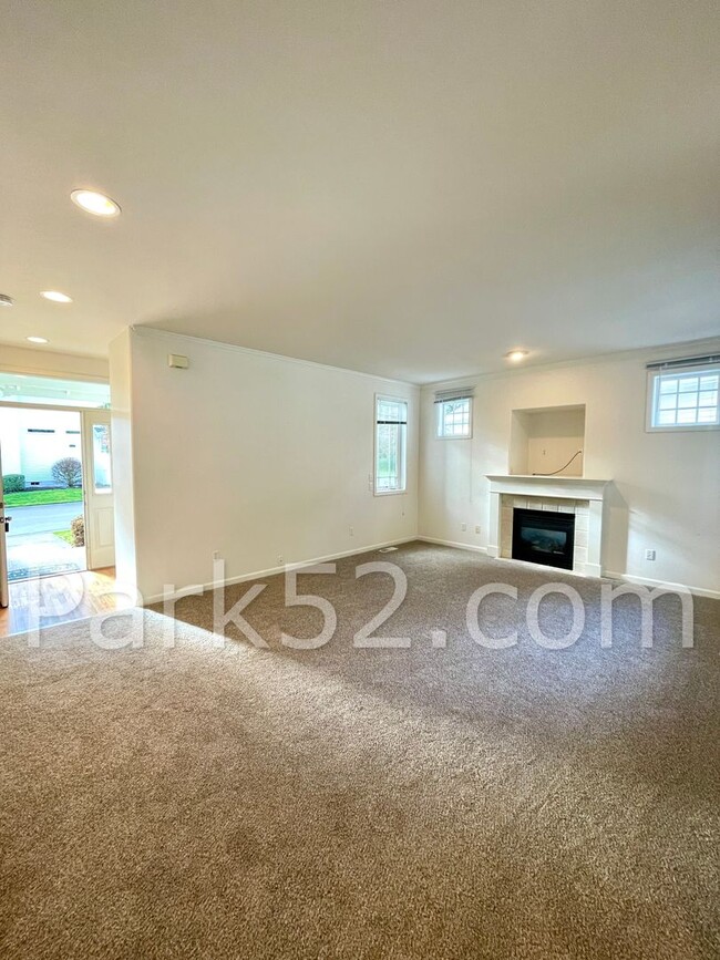 Building Photo - University Place Single Family in Gated Community