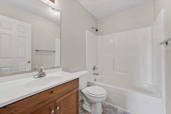 Building Photo - Three Bedroom in Sango!