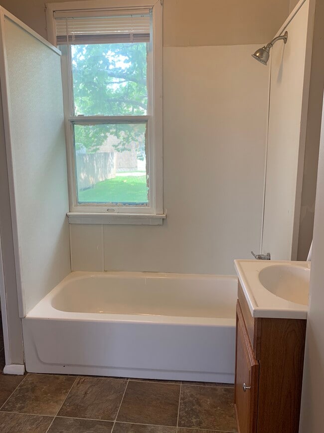 Building Photo - 615 W McClure Ave