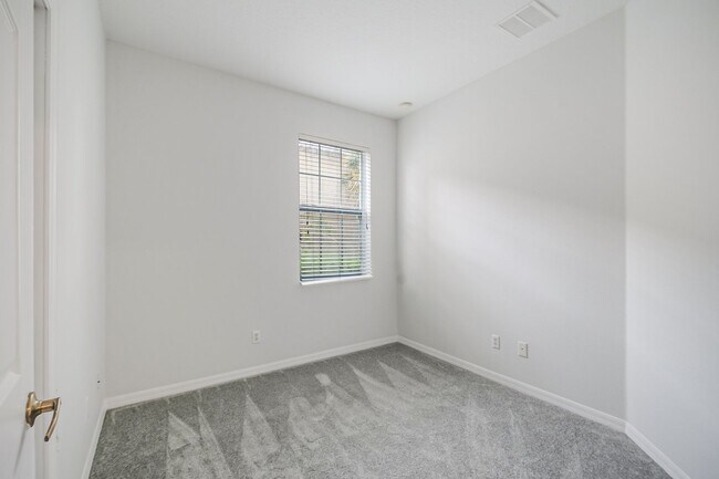 Building Photo - Spacious 3/2 Condo in the Gated Oakwater Community with Single Car Garage! Brand new carpets and ...