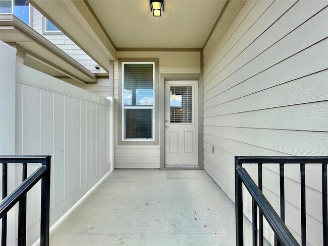Building Photo - 415 Crater Lake Dr