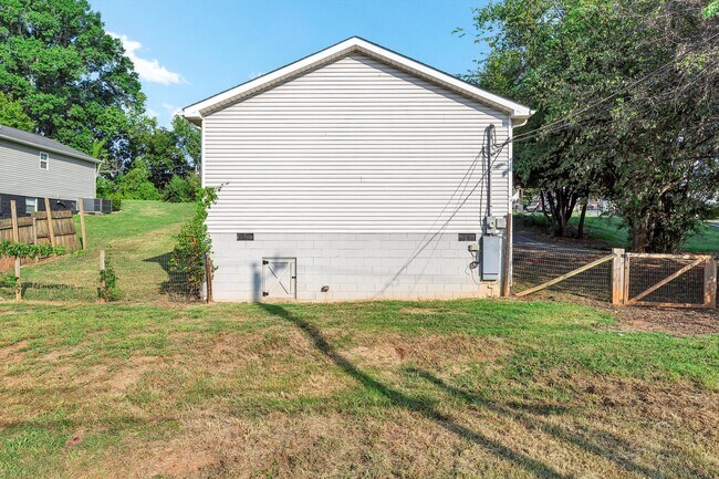 Building Photo - 219 W Watt St