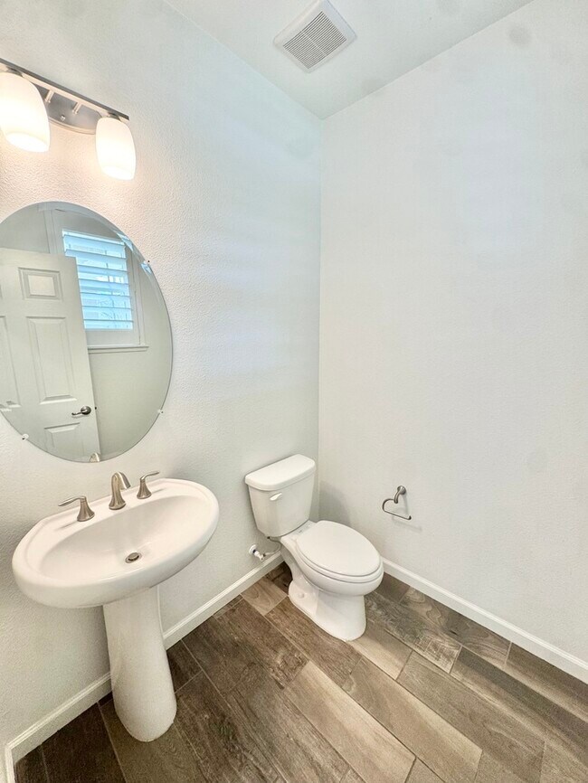 Building Photo - Stunning 5BR Home with Pool, Loft & 3-Car Garage!