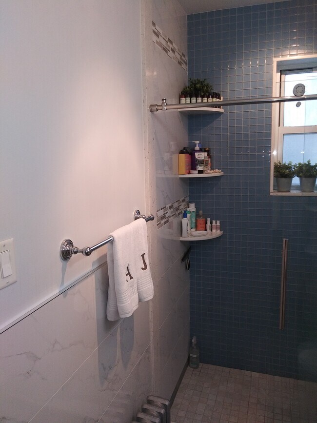 bathroom - 1738 Dekalb Ave