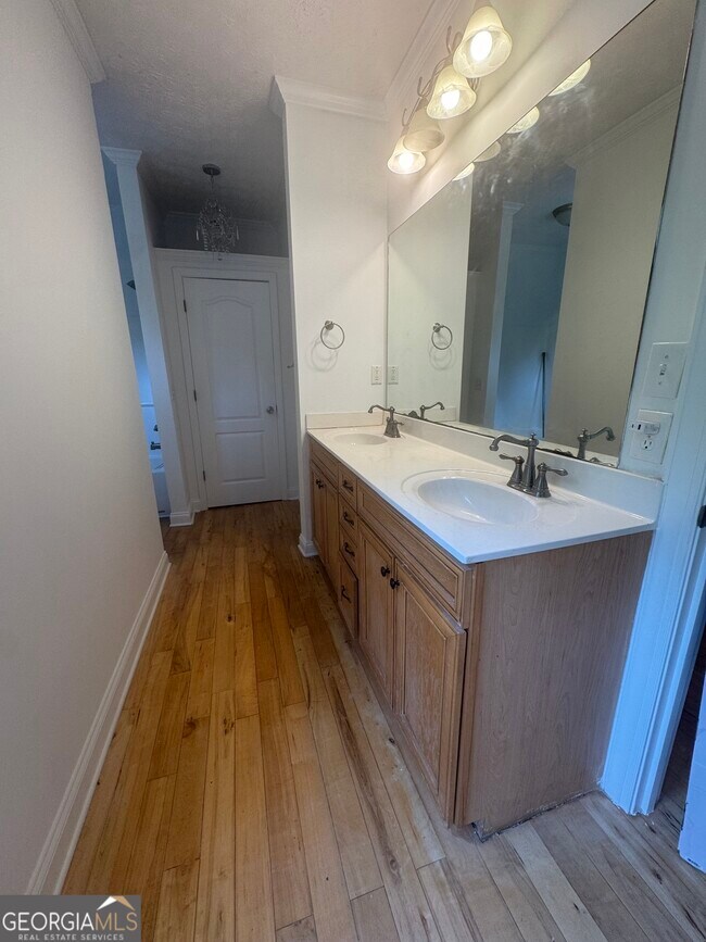 Building Photo - 327 Lakeridge Dr
