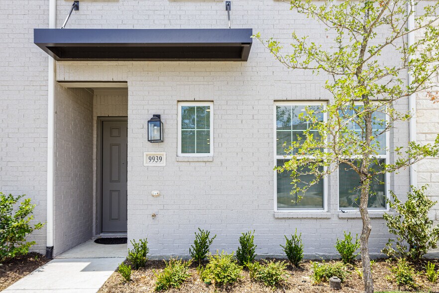 Building Photo - 9939 Schramm St