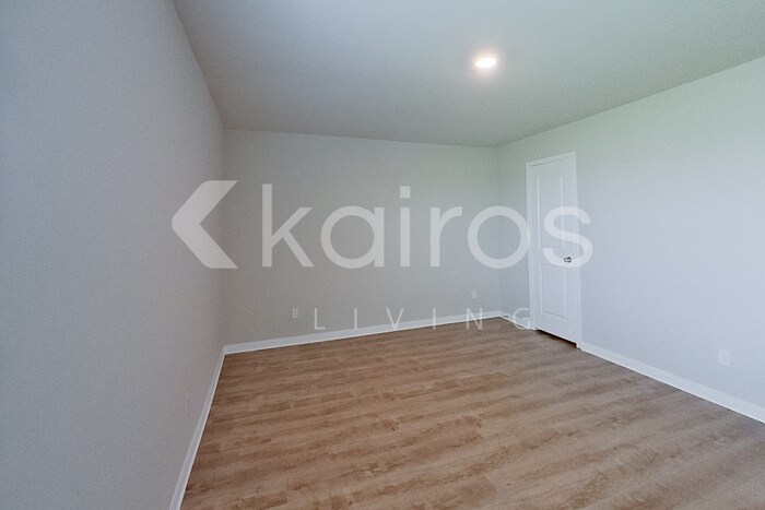 Building Photo - 712 St James Pl