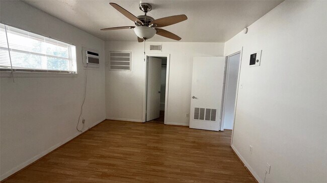 Building Photo - 1906 Binz St