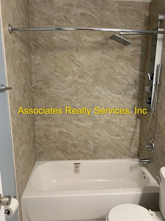 Building Photo - 2 Bed/2.5 bath End Unit Town home!  LOOK !!!