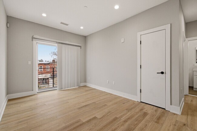 Building Photo - 1016 17th Pl NE