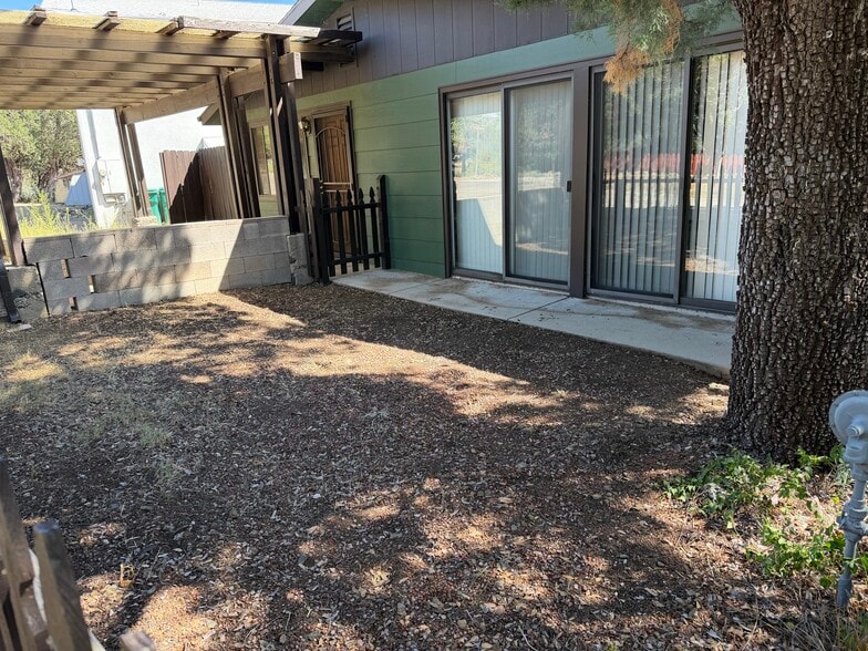 Fenced front yard. - 491 E Juniper Dr