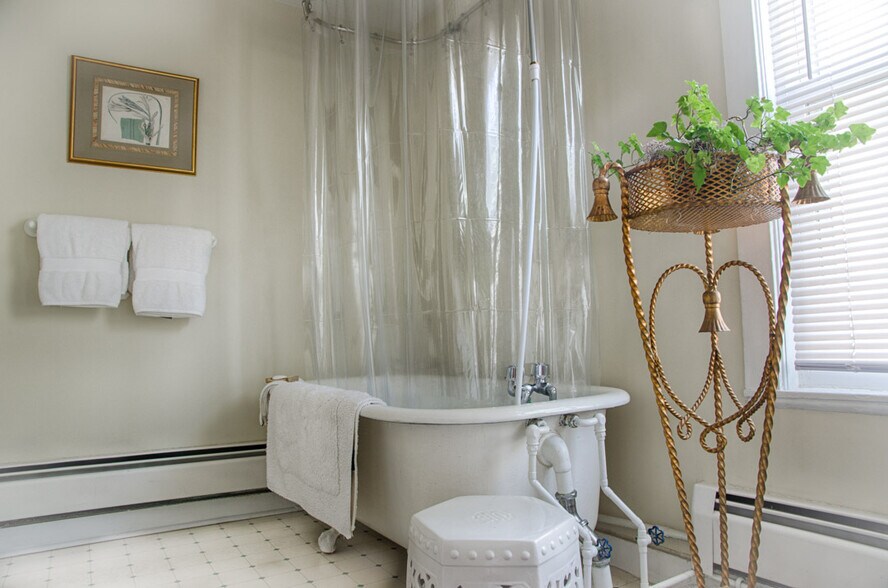 Clawfoot tub - 142 Neal St