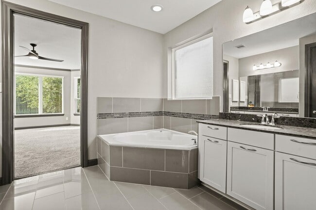 Building Photo - 14105 N Lake Branch Ln