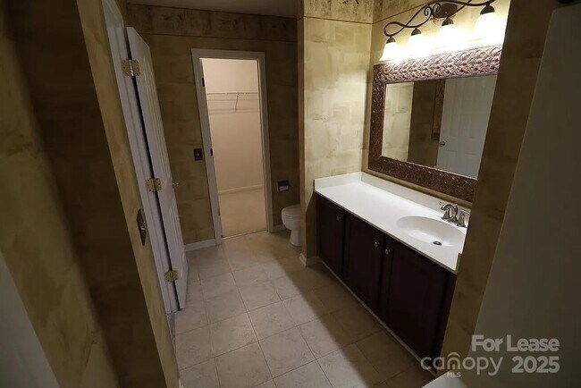 Building Photo - 10979 Princeton Village Dr