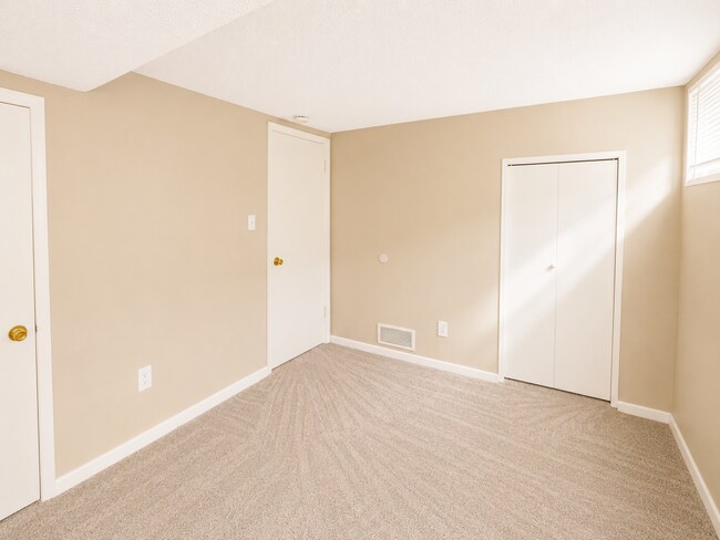 Building Photo - Spacious 3 Bed / 2 Bath Split-Level Duplex in Lee’s Summit
