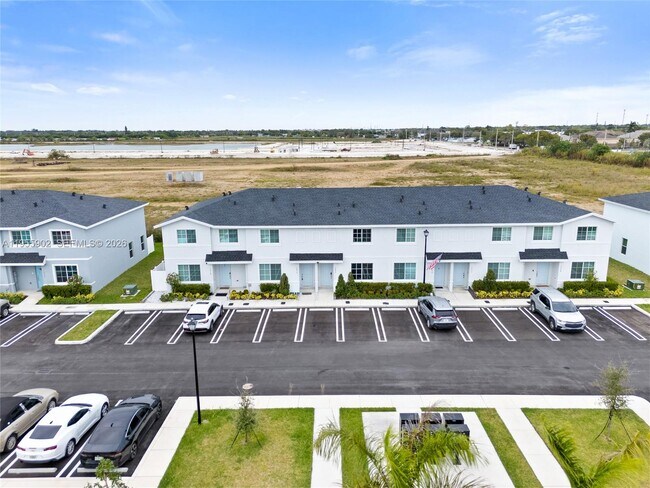 Building Photo - 1050 W Davis Pkwy