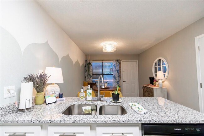 Building Photo - 1960 Wilkins Pl