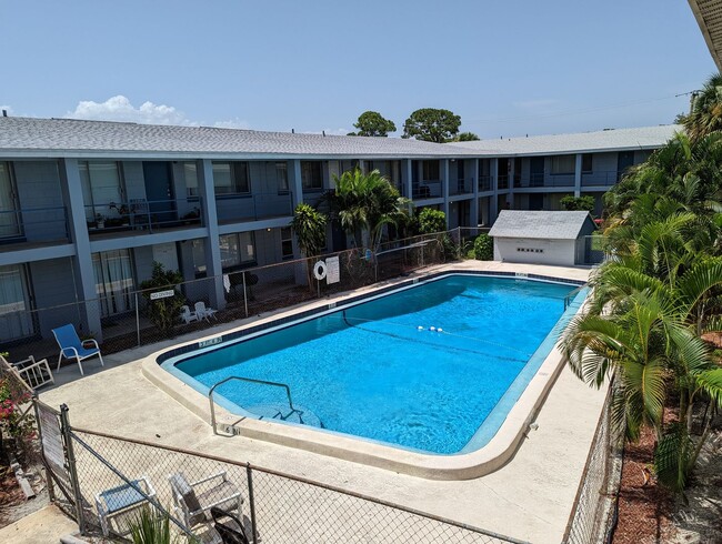 Building Photo - 2nd FL Condo 2Bed 1Bath Off Street Parking