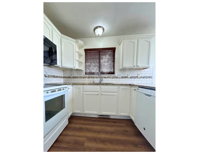 Building Photo - 8045 N Plum Creek Dr