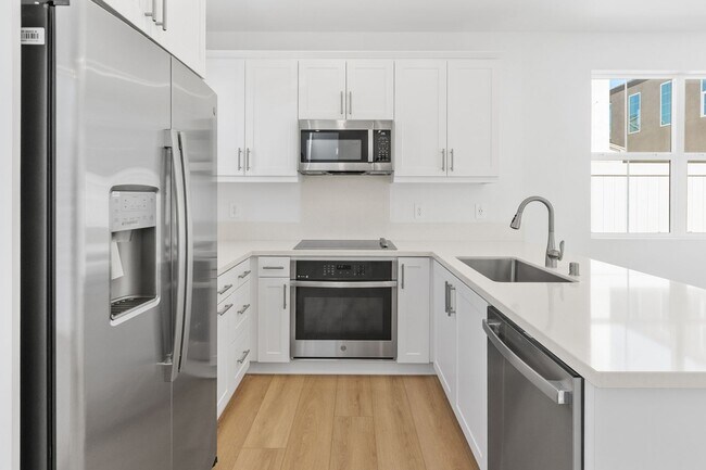 Building Photo - Modern Comfort & Style in Prime Ontario Location