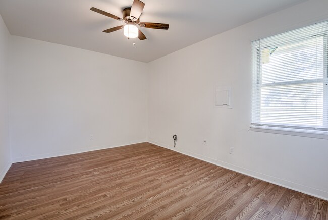 Building Photo - 15216 Bellaire Ave